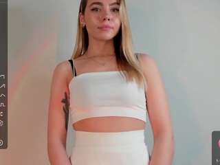 AURORATAIL nude and sexy before cam for live chat
