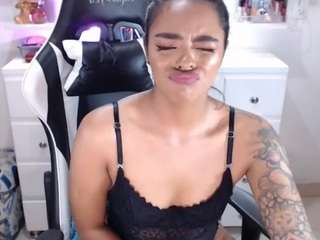 Emiilyclark nude and sexy before cam for live chat