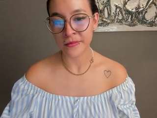 Lauren Miller nude and sexy before cam for live chat