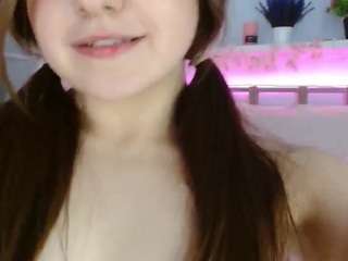 Amanda-Sims nude and sexy before cam for live chat