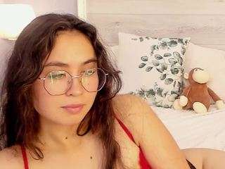 MadelineAdams nude and sexy before cam for live chat