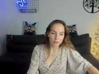 SonyaSue nude and sexy before cam for live chat