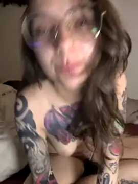 mamiedonuts nude stripping on cam for live sex video chat