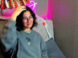 Mellisa-Hassan nude and sexy before cam for live chat