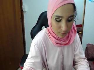 Aida-Hadid nude and sexy before cam for live chat