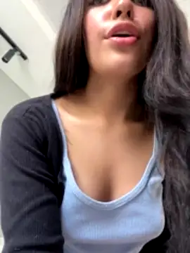 DaphneUwu nude stripping on cam for live sex video chat