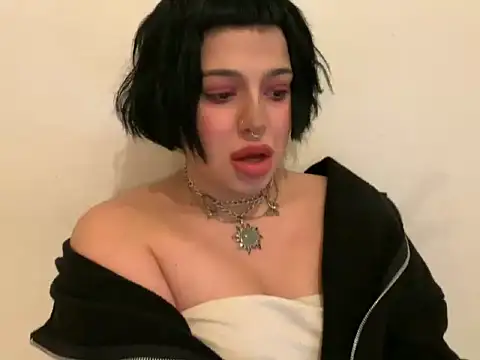 eskelle_ nude stripping on cam for live sex video chat