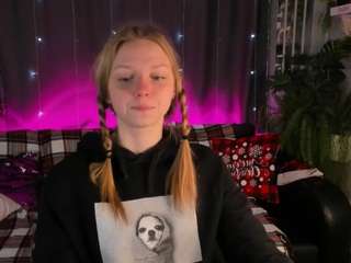LauraCherrys nude and sexy before cam for live chat