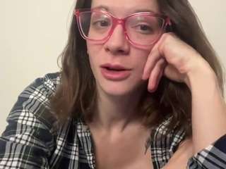Naomi-Reah nude and sexy before cam for live chat