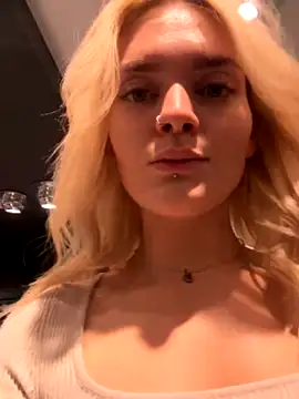 Queendance nude stripping on cam for live sex video chat