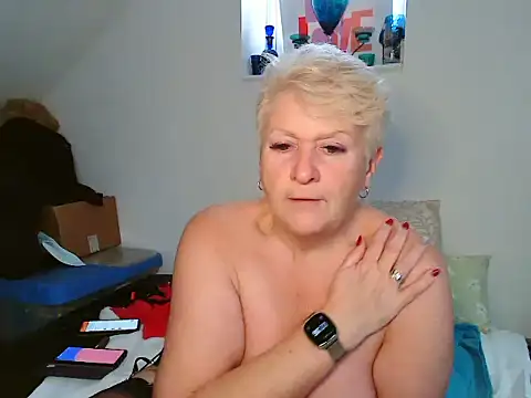 Uk-Joolz nude stripping on cam for live sex video chat