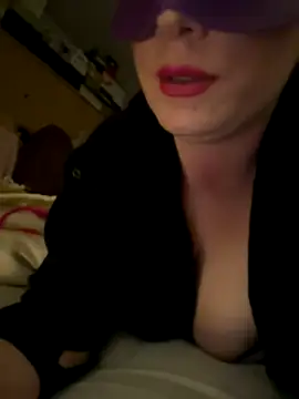 Wet-Pussycat nude stripping on cam for live sex video chat