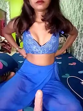 Whiskey-queen nude stripping on cam for live sex video chat