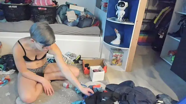 Young_Milf_94 nude stripping on cam for live sex video chat
