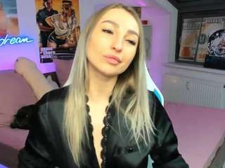 Amelia-Six nude and sexy before cam for live chat