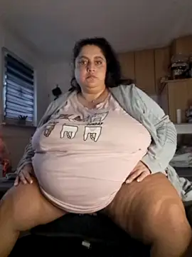 BBW-HOTTI nude stripping on cam for live sex video chat