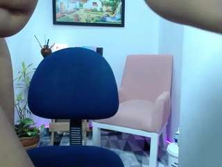 Danielle-rose nude and sexy before cam for live chat