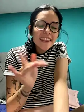 Paullette_ nude stripping on cam for live sex video chat
