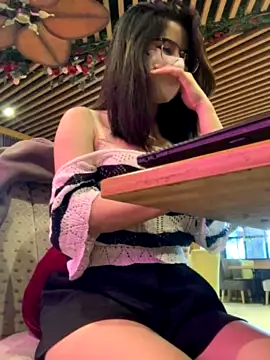 Rose-Lynn nude stripping on cam for live sex video chat