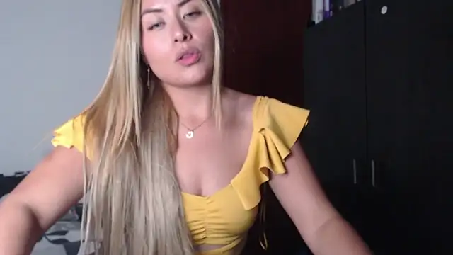 Samiii-Koslov nude stripping on cam for live sex video chat