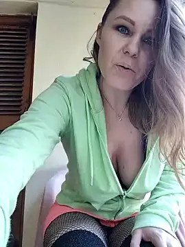 SexyMichellexo nude stripping on cam for live sex video chat