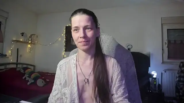 SkinnySunny nude stripping on cam for live sex video chat