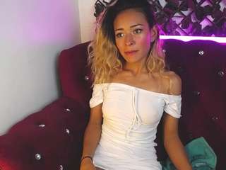 Viiolet-Williams nude and sexy before cam for live chat