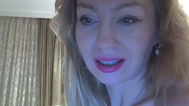 ZarinaSwift nude stripping on cam for live sex video chat