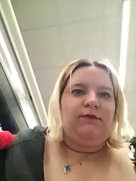 Curvy_Lucy nude stripping on cam for live sex video chat