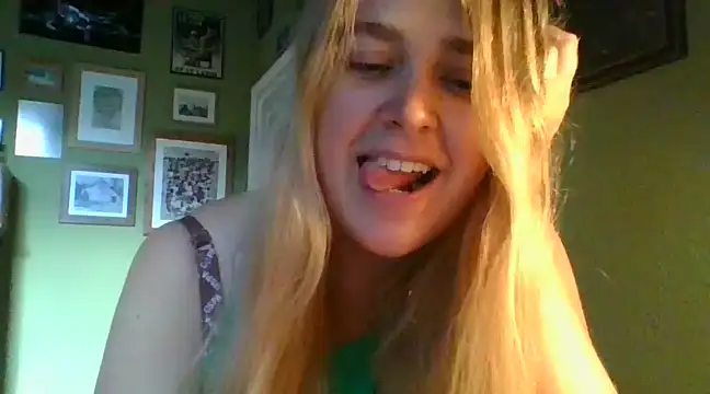 GracieMoon nude stripping on cam for live sex video chat