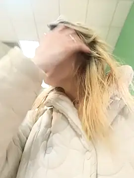 HalloLiza nude stripping on cam for live sex video chat