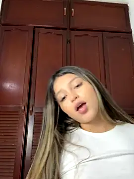 lunablossom_ nude stripping on cam for live sex video chat