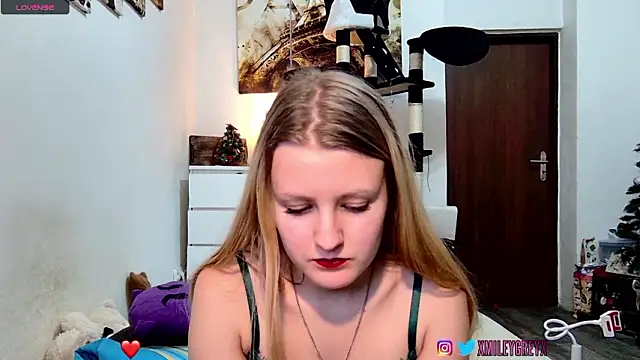 MileyGreyx nude stripping on cam for live sex video chat
