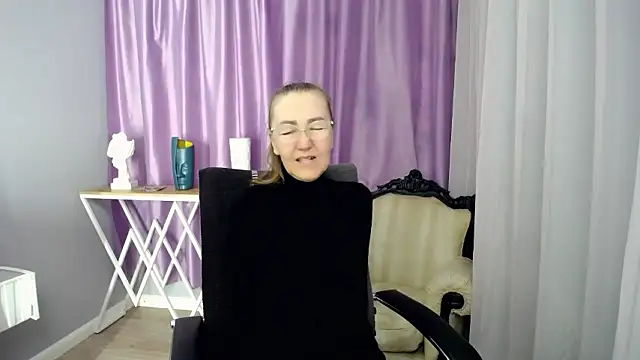 queen_a_n_i nude stripping on cam for live sex video chat