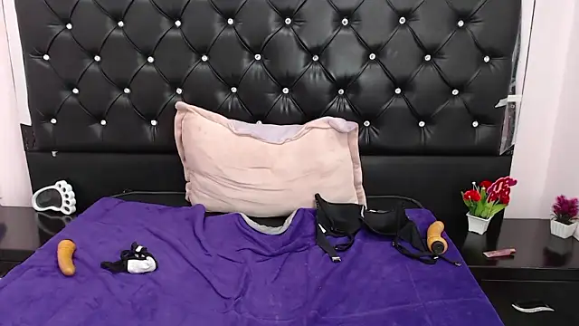 Sexy_Milf69 nude stripping on cam for live sex video chat