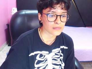 Zuki-Watson nude and sexy before cam for live chat
