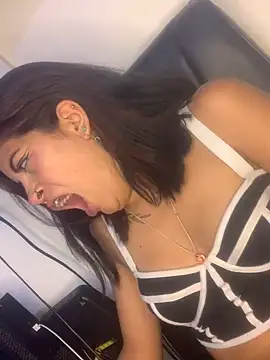Bindii_Murray nude stripping on cam for live sex video chat