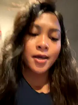 Bubbleliyah nude stripping on cam for live sex video chat