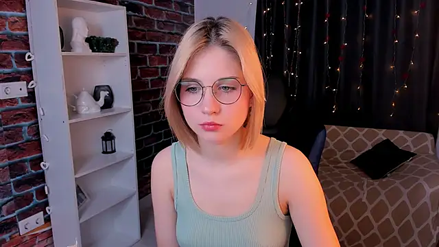 Daramoora nude stripping on cam for live sex video chat