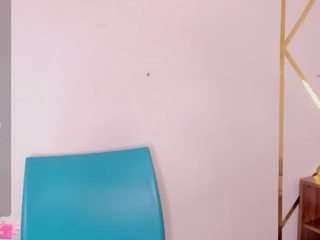 Evelyn-Lewis nude and sexy before cam for live chat