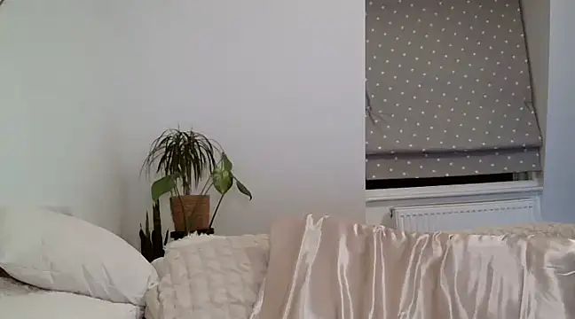 MileyMissCurvesX nude stripping on cam for live sex video chat