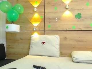 Olivia-Keit nude and sexy before cam for live chat