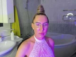 PhoebeeHolywelll nude and sexy before cam for live chat