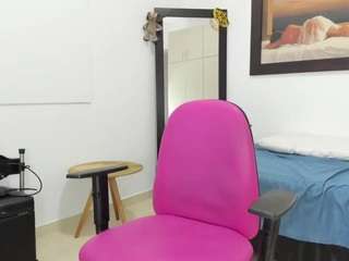 Roxanamun nude and sexy before cam for live chat