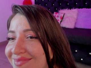 Ezzie-Freckles nude and sexy before cam for live chat