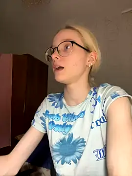 LovelyyyyGirl nude stripping on cam for live sex video chat