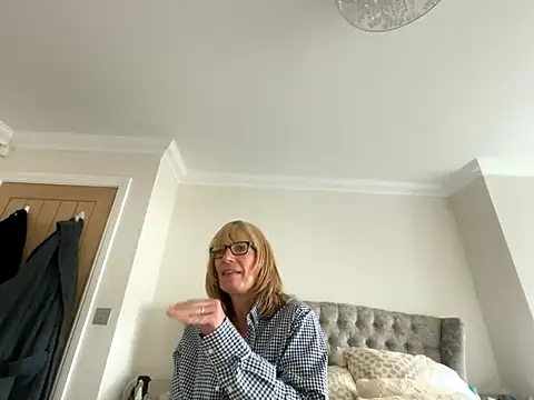 NaughtyTraceyCougar nude stripping on cam for live sex video chat