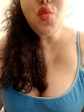 Saralove2513 nude stripping on cam for live sex video chat