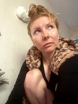 AmyStaar nude stripping on cam for live sex video chat