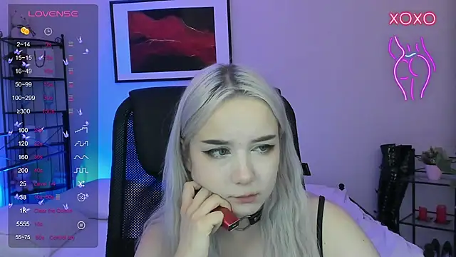 Effie_White nude stripping on cam for live sex video chat